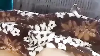 ممحونة نايمه جمب جوزها وبتصور كسها لحبيبها