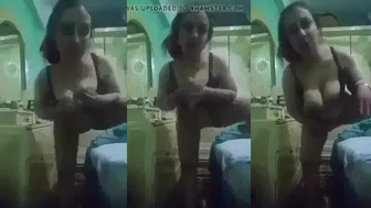 جامدة بتعرض بزازها وجسمها لعشيقها وجوزها نايم