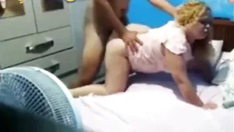 طيزها جامده البت بتمص الزب وتاخده في كسها وتتنطط بدلع