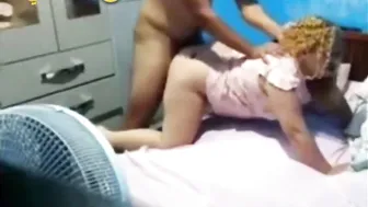 طيزها جامده البت بتمص الزب وتاخده في كسها وتتنطط بدلع