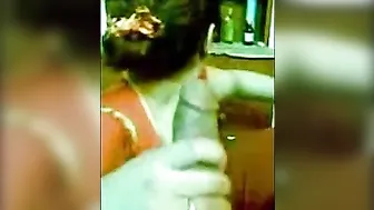 بيصور زوجته العراقية الشرموطة وهي تمص زبه