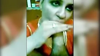 بيصور زوجته العراقية الشرموطة وهي تمص زبه