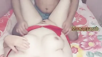 البت جسمها جامد بتنام للزبون وتخليه يتعامل في كسها