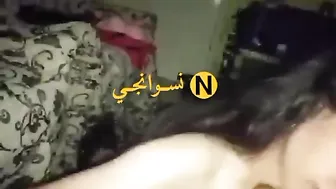 لبوه جامده ماسكه الزب بايدها وفشخاه مص على السرير