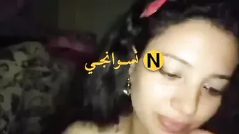 لبوه جامده ماسكه الزب بايدها وفشخاه مص على السرير
