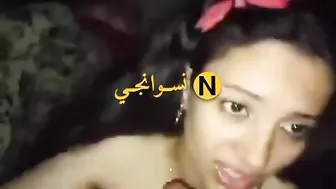 لبوه جامده ماسكه الزب بايدها وفشخاه مص على السرير