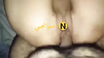 لبوه جامده ماسكه الزب بايدها وفشخاه مص على السرير