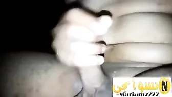 ممحونه عشيقها راكب فوقها ونازل نيك ويمص بزازها ويصورها