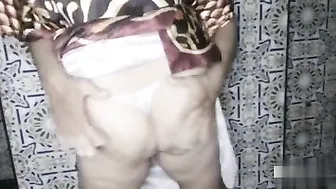 سعودية محجبة جارها بيلعب في طيزها ويحط زبه كامل