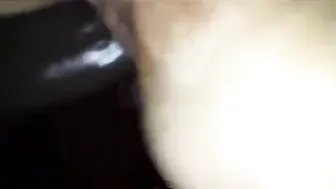 سعودية زوجها الديوث نايم وتتفشخ نيك مع السواق الهندي