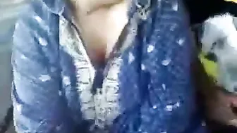 شرموطة الواد نازل في بزازها الكبيرة تقفيش في التوكتوك