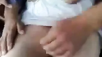 شرموطة الواد نازل في بزازها الكبيرة تقفيش في التوكتوك