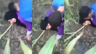 فلاحة مصرية جارها فاشخ كسها وطيزها على الارض