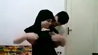 لبوة صاحب اخوها نازل فيها احضان ويحشر زبه