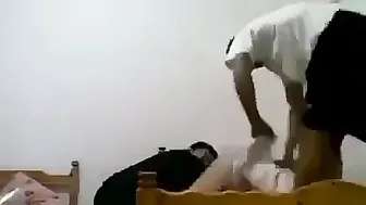 لبوة صاحب اخوها نازل فيها احضان ويحشر زبه