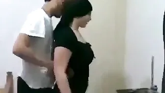 لبوة صاحب اخوها نازل فيها احضان ويحشر زبه