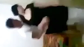 لبوة صاحب اخوها نازل فيها احضان ويحشر زبه