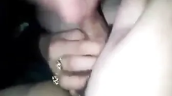 شرموطة صاحب جوزها بيصورها وهي بتمص في زبه