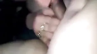 شرموطة صاحب جوزها بيصورها وهي بتمص في زبه