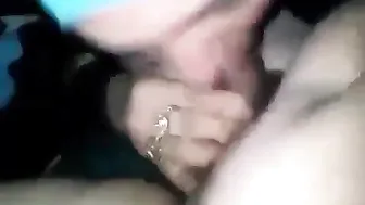 شرموطة صاحب جوزها بيصورها وهي بتمص في زبه