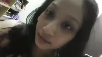 بت هيجانه بتصور لصاحبها وبتمسك بزازها الكبيره وتلعب