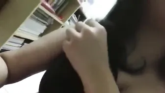 بت هيجانه بتصور لصاحبها وبتمسك بزازها الكبيره وتلعب