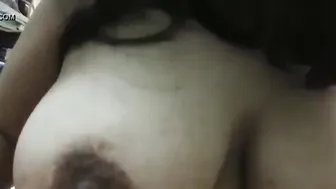 بت هيجانه بتصور لصاحبها وبتمسك بزازها الكبيره وتلعب