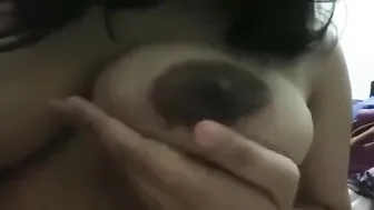 بت هيجانه بتصور لصاحبها وبتمسك بزازها الكبيره وتلعب