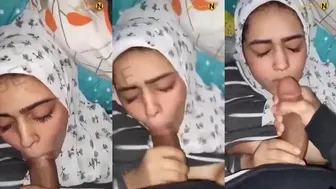 محجبه اخوها قاعد فوقها ومخليها تمصله زبه وبيصورها