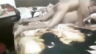 جامدة بتتناك من زبون على السرير ومبسوطة بالتصوير