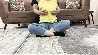 مربربة اخوها دخل عليها ونازل في بزازها الكبيرة تقفيش