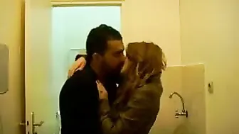 فضيحة مغربية مع حبيبها احضان وبوس في الحمام