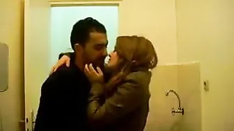 فضيحة مغربية مع حبيبها احضان وبوس في الحمام