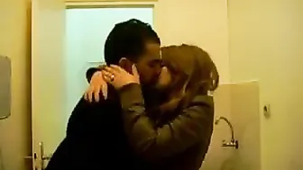 فضيحة مغربية مع حبيبها احضان وبوس في الحمام