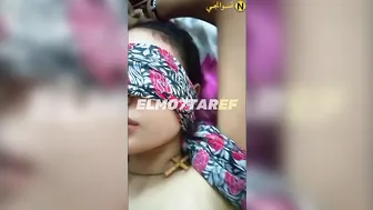 بت بزازها بتلعب وهي رافعه رجليها لحبيبها وتتناك من كسها
