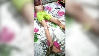 بت بزازها بتلعب وهي رافعه رجليها لحبيبها وتتناك من كسها