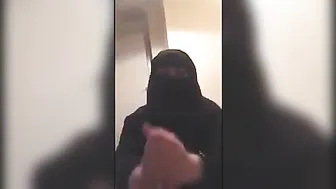 منقبة شرموطة بتتصور وتمسك الزب تمصه وتدلكه