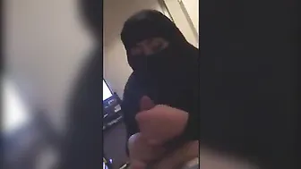 منقبة شرموطة بتتصور وتمسك الزب تمصه وتدلكه