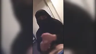 منقبة شرموطة بتتصور وتمسك الزب تمصه وتدلكه