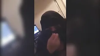 منقبة شرموطة بتتصور وتمسك الزب تمصه وتدلكه