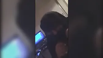 منقبة شرموطة بتتصور وتمسك الزب تمصه وتدلكه