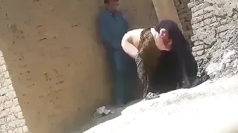 شرموطة عربية بتتناك النقاب في عز النهار مع جارها