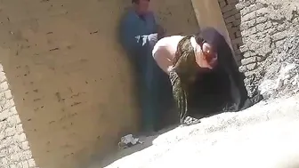 شرموطة عربية بتتناك النقاب في عز النهار مع جارها
