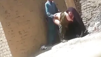 شرموطة عربية بتتناك النقاب في عز النهار مع جارها