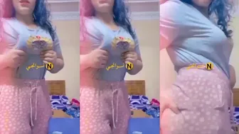 بنت بتدلع على الواقف وتمسك بزازها تشدها وتقفشهم