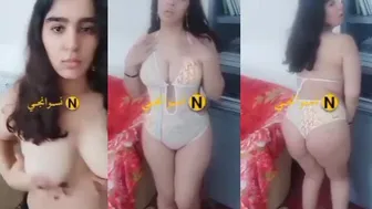 بنوتة بجسم ملبن واقفه وبتدلع في النودز لعشيقها