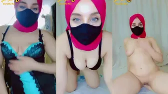 محجبة بتقلع هدومها للمتابعين وتدلع وتلعب في كسها