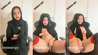 خليجية شرموطة بتفتح كسها مع المتابعين وتلعب
