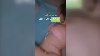 شرموطة بتعرض في الحمام وتقفش البزاز المولعه