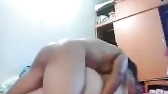 قحبة سعودية عشيقها راكبها على السرير وفاشخ طيزها نيك